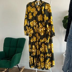 Floral log sleeves dress with pockets!